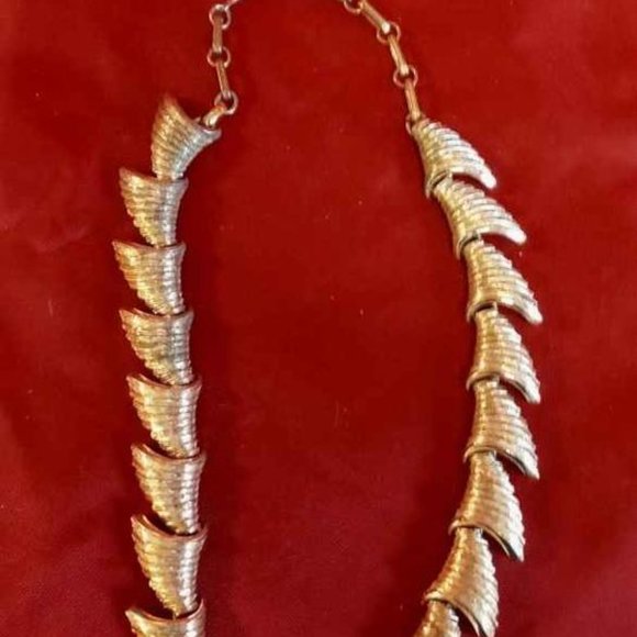 VINTAGE SIGNED CORO GOLD TONE TRIANGLE SHAPED WITH GROOVED PATTERN 1950S - Picture 2 of 6